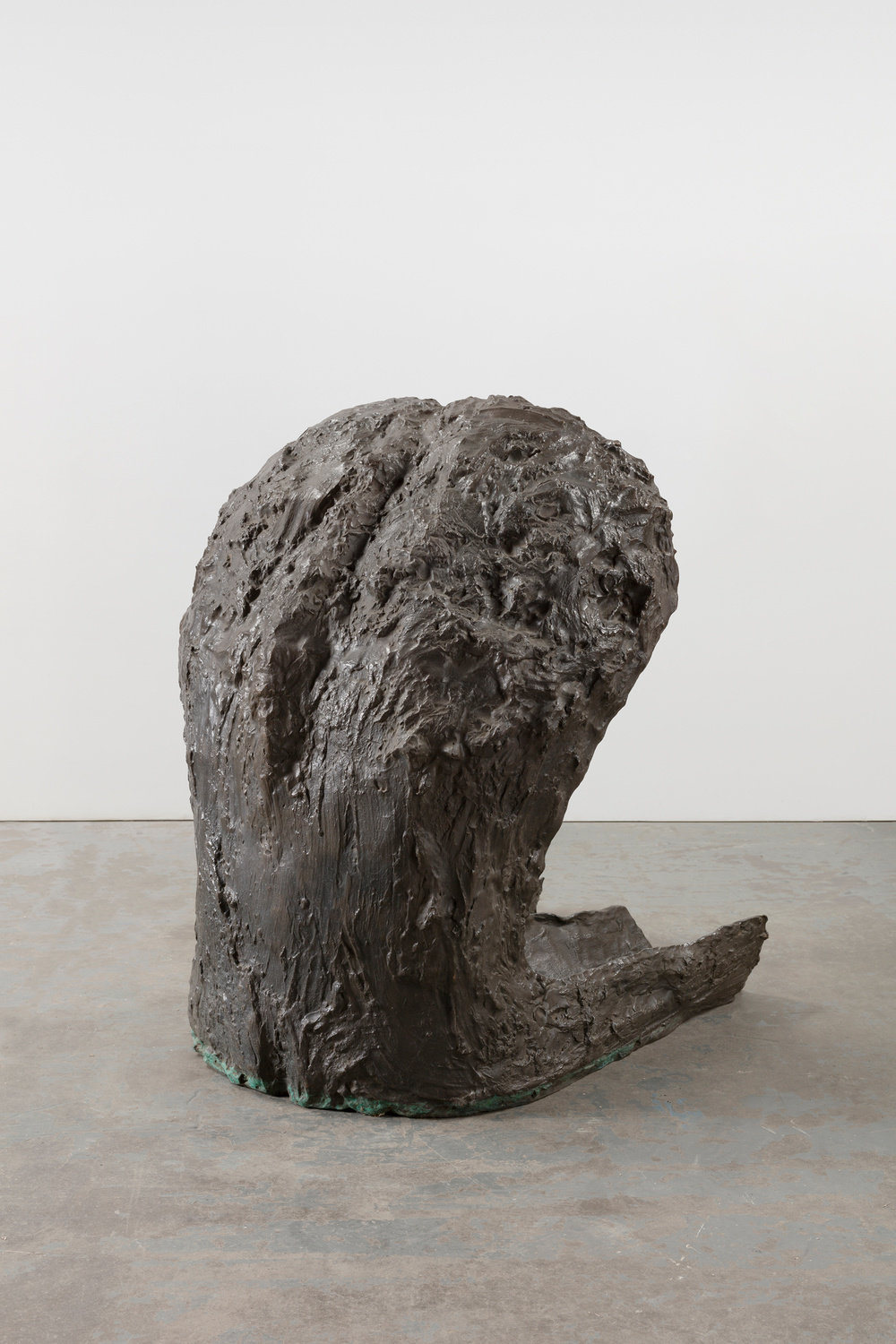 Abakanowicz, backward seated figure (view 1), 1992 1993, bronze, 33 1 2 x 23 5 8 x 29 1 2 in., 85.1 x 60 x 74.9 cm, non 33.783 lance brewer