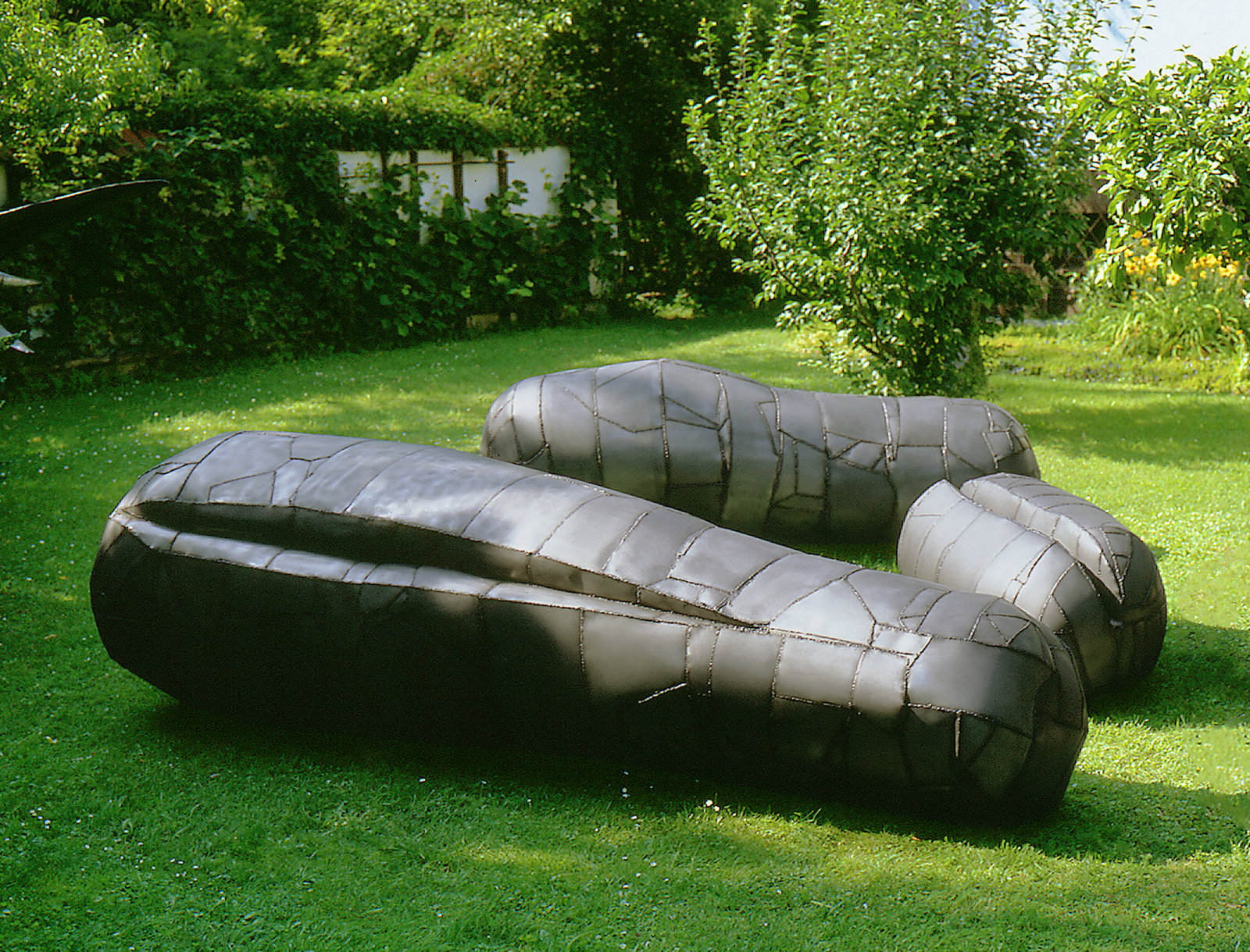 Abakanowicz, embryology (6), 2002 2003, stainless steel, 15 pieces, photo artur starewicz, non 42765 copy