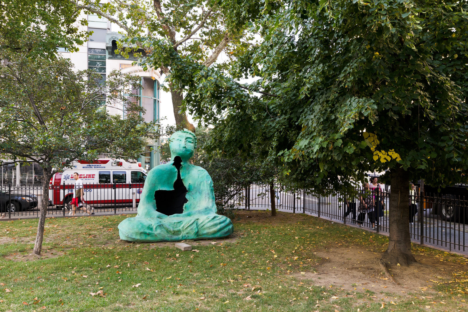 Johnsonhiroshimabuddhainstallation2011bronze107.5x108x60in.273.1x274.3x152.4cmcnon55.319photocreditmarkwoods